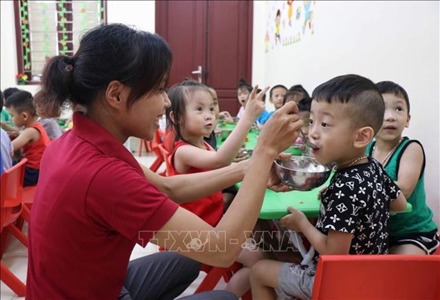 Bữa ăn b&aacute;n tr&uacute; tại trường Mầm non Nội Duệ, x&atilde; Nội Duệ, huyện Ti&ecirc;n Du, Bắc Ninh. Ảnh: Thanh Thương/TTXVN