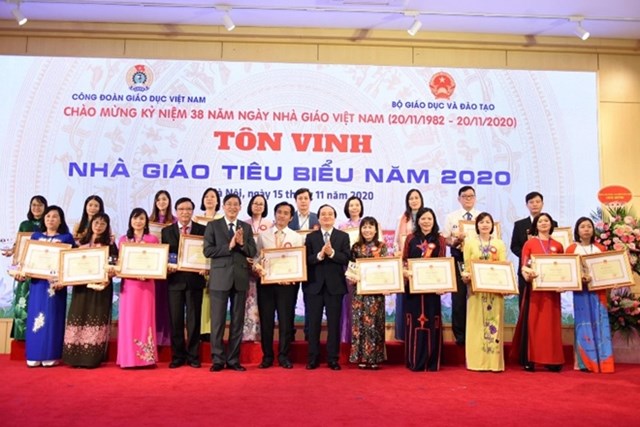 Bộ trưởng Bộ GD&amp;ĐT Ph&ugrave;ng Xu&acirc;n Nhạ với c&aacute;c nh&agrave; gi&aacute;o ti&ecirc;u biểu năm 2020 tại lễ t&ocirc;n vinh.