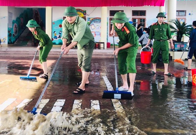 Lực lượng c&ocirc;ng an huyện Thạch H&agrave; hỗ trợ dọn vệ sinh, phơi kh&ocirc; s&aacute;ch vở cho học sinhTrường Tiểu học Thạch Đ&agrave;i (Thạch H&agrave;).