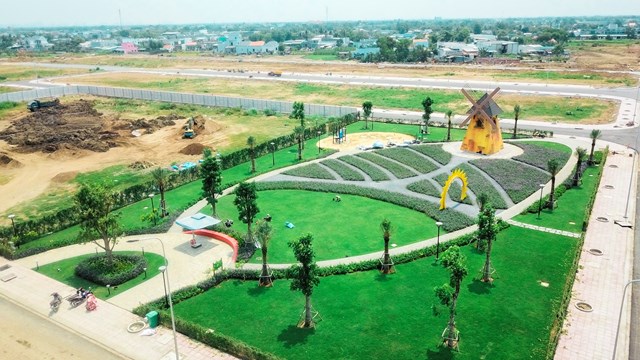 The Sol City &ndash; dự &aacute;n đ&ocirc; thị vệ tinh hứa hẹn trở th&agrave;nh nơi an cư cho những gia đ&igrave;nh trẻ
Được quy hoạch với quy m&ocirc; l&ecirc;n đến 103ha, kh&ocirc;ng chỉ d&agrave;nh đến 43,000m2 ph&aacute;t triển c&aacute;c trải nghiệm sống xanh d&agrave;nh cho cư d&acirc;n, The Sol City c&ograve;n ghi điểm nh&agrave; đầu tư lẫn c&aacute;c gia đ&igrave;nh trẻ bởi t&iacute;ch hợp đến 39 tiện &iacute;ch nội khu ngay b&ecirc;n trong dự &aacute;n bao gồm: bệnh viện quốc tế, trường học, trung t&acirc;m mua sắm, khu thể thao đa năng, bến thuyền&hellip;. Với vị tr&iacute; thuận tiện, chỉ mất 20 ph&uacute;t di chuyển, tiện &iacute;ch đồng bộ c&ugrave;ng ph&aacute;p l&yacute; ho&agrave;n chỉnh, mức gi&aacute; vừa t&uacute;i tiền, The Sol City được Thắng Lợi Group kỳ vọng sẽ l&agrave; dự &aacute;n đi tắt đ&oacute;n đầu xu hướng gi&atilde;n d&acirc;n của th&agrave;nh phố, biến ước mơ sở hữu tổ ấm an cư l&yacute; tưởng trở n&ecirc;n dễ d&agrave;ng hơn với c&aacute;c gia đ&igrave;nh trẻ.