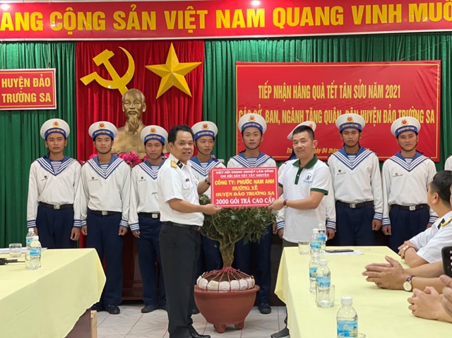 Chỉ huy Lữ đo&agrave;n tặng qu&agrave; lưu niệm&nbsp;l&agrave; biểu trưng quần đảo Trường Sa của Việt Nam cho đo&agrave;n c&ocirc;ng t&aacute;c