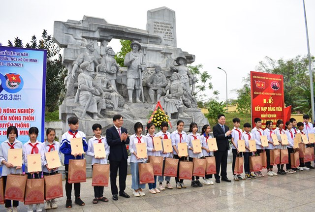 C&aacute;c đại biểu trao tặng 30 suất qu&agrave; cho c&aacute;c ch&aacute;u học sinh c&oacute; ho&agrave;n cảnh kh&oacute; khăn, vượt kh&oacute; học giỏi của tỉnh Bắc Kạn.