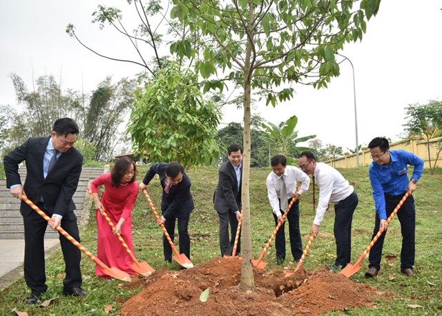 C&aacute;c đại biểu trồng c&acirc;y lưu niệm tại Khu di t&iacute;ch v&agrave; kh&aacute;nh th&agrave;nh c&ocirc;ng tr&igrave;nh thanh ni&ecirc;n.