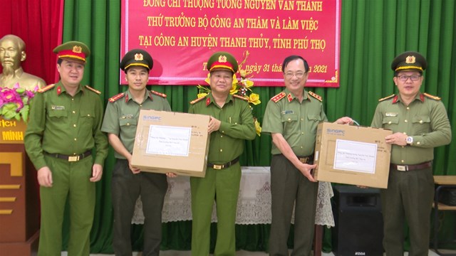 Đồng chí Thượng tướng, PGS.TS Nguyễn Văn Thành - Thứ trưởng Bộ Công an và các thành viên trong đoàn thăm, tặng quà Công an huyện Thanh Thủy
