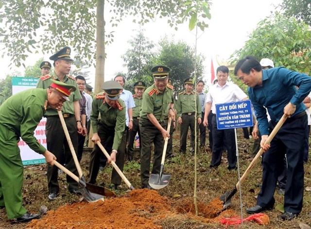 Thứ trưởng Nguyễn Văn Th&agrave;nh v&agrave; c&aacute;c đại biểu trồng c&acirc;y tại Khu lưu niệm B&aacute;c Hồ thuộc khu đồi Bạch Thạch, x&atilde; Đ&agrave;o X&aacute;, huyện Thanh Thủy