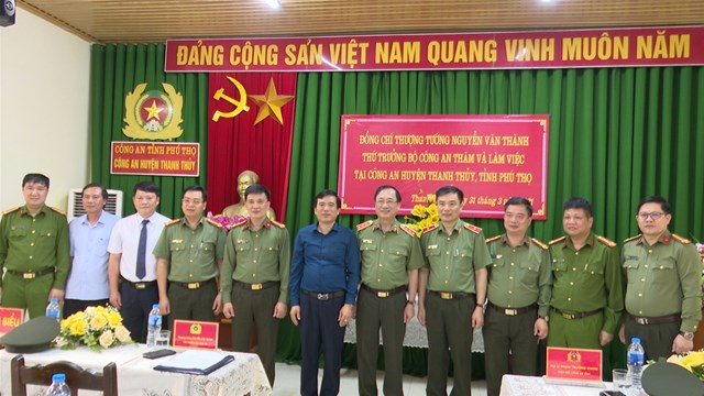 C&aacute;c đại biểu chụp ảnh lưu niệm