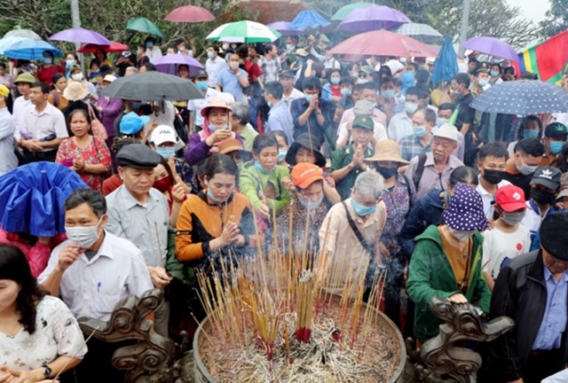 Đ&ocirc;ng đảo nh&acirc;n d&acirc;n d&acirc;ng hương tưởng niệm Tổ Mẫu &Acirc;u Cơ.