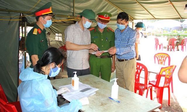 Đồng ch&iacute; Đặng Ngọc Huy - Gi&aacute;m đốc Sở Y tế, Ph&oacute; Trưởng Ban Chỉ đạo Ph&ograve;ng, chống COVID-19 tỉnh hướng dẫn c&ocirc;ng t&aacute;c khai b&aacute;o y tế đảm bảo nhanh, gọn, ch&iacute;nh x&aacute;c v&agrave; đầy đủ th&ocirc;ng tin cần thiết.