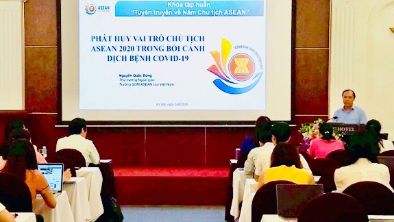 Thứ trưởng Bộ Ngoại giao, Tổng Thư ký Ủy ban Quốc gia ASEAN 2020 Nguyễn Quốc Dũng phát biểu tại hội nghị