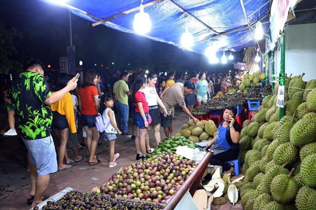 Người tiêu dùng lựa chọn mua trái cây chất lượng, giá cả phù hợp để bảo vệ quyền lợi của chính mình