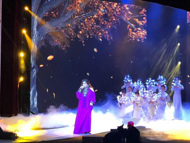 Ca sĩ Minh Chuy&ecirc;n&nbsp;l&agrave; một trong những ca sĩ kh&ocirc;ng thể thiếu trong live show của nhạc sĩ Ph&uacute; Quang những năm gần đ&acirc;y&nbsp;