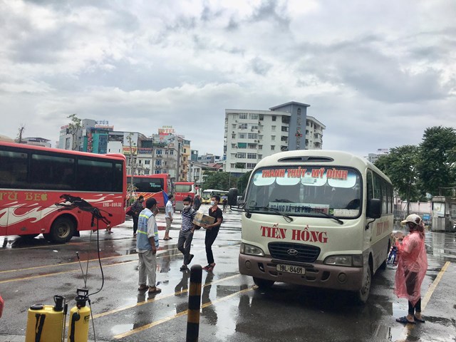 Người d&acirc;n cũng rất cẩn trọng đeo khẩu trang khi đến những nơi đ&ocirc;ng người như tại bến xe Mỹ Đ&igrave;nh