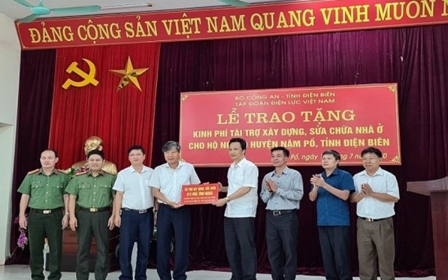 L&atilde;nh đạo Tổng C&ocirc;ng ty EVNNPC tặng kinh ph&iacute; t&agrave;i trợ cho chương tr&igrave;nh.