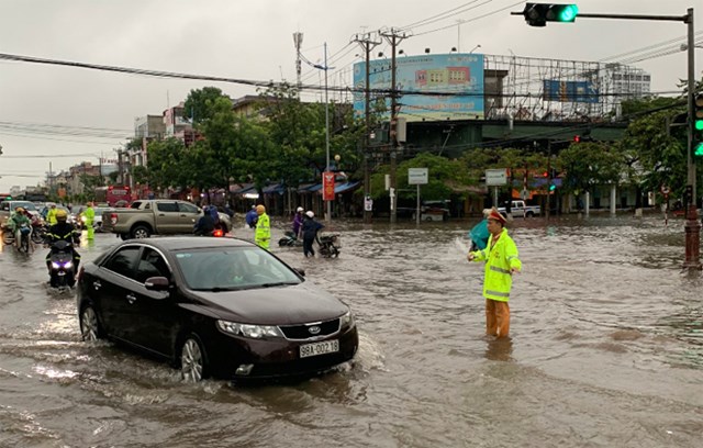 CSGT Bắc Giang đội mưa ph&#226;n luồng, bảo đảm TTATGT - Ảnh 2