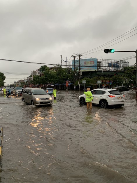 CSGT Bắc Giang đội mưa ph&#226;n luồng, bảo đảm TTATGT - Ảnh 4