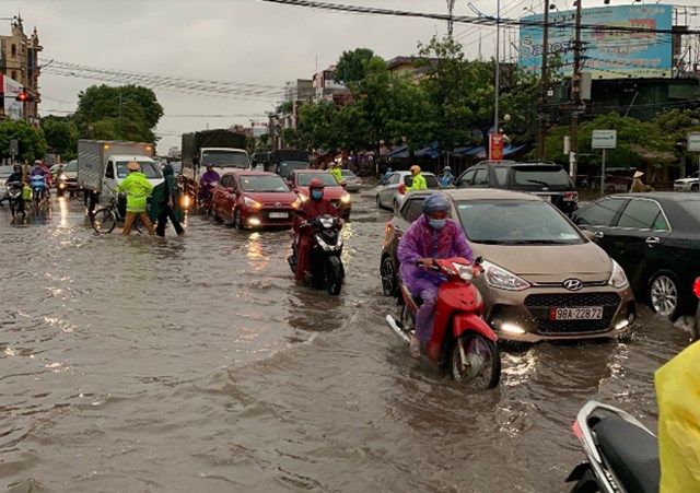 CSGT đ&atilde; tăng cường lực lượng l&agrave;m nhiệm vụ ph&acirc;n luồng, hỗ trợ người tham gia giao th&ocirc;ng được bảo đảm an to&agrave;n, th&ocirc;ng suốt.