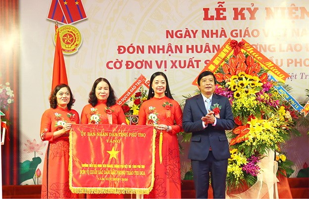 Trường Tiểu học Đinh Ti&ecirc;n Ho&agrave;ng đ&oacute;n nhận Cờ đơn vị xuất sắc dẫn đầu phong tr&agrave;o thi đua năm học 2019-2020 của UBND tỉnh