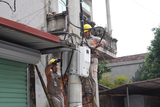 C&ocirc;ng nh&acirc;n Điện lực Th&agrave;nh phố Bắc Ninh lắp đặt c&ocirc;ng tơ điện tử