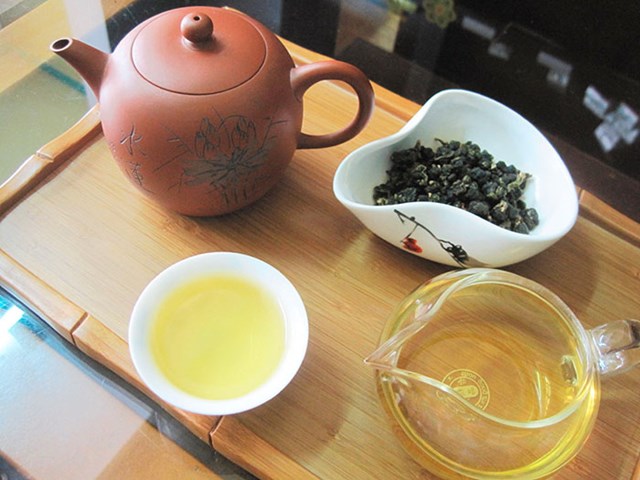 Tr&agrave; Oolong c&oacute; lớp vị đa dạng, được tinh tế mở ra sau thay đổi mỗi lần chuyển nước.