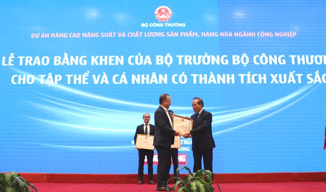 Trong khu&ocirc;n khổ của lễ trao giải v&agrave;o chiều 21/12/2020, Đại diện Bộ C&ocirc;ng thương, Thứ trưởng Cao Quốc Hưng trao Bằng khen của Bộ trưởng Bộ C&ocirc;ng thương cho Tổng c&ocirc;ng ty Điện lực miền Bắc v&igrave; đ&atilde; c&oacute; th&agrave;nh t&iacute;ch xuất sắc trong triển khai thực hiện dự &aacute;n N&acirc;ng cao năng suất v&agrave; chất lượng sản phẩm h&agrave;ng h&oacute;a ng&agrave;nh c&ocirc;ng nghiệp