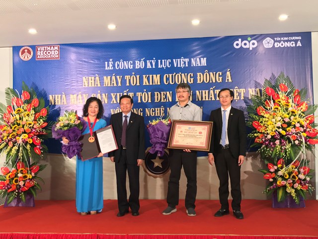 &Ocirc;ng L&ecirc; Do&atilde;n Hợp - nguy&ecirc;n Ủy vi&ecirc;n Trung ương Đảng, nguy&ecirc;n Bộ trưởng Bộ Th&ocirc;ng tin Truyền th&ocirc;ng, Chủ tịch Hội đồng x&aacute;c lập Tổ chức Kỷ lục Việt Nam trao Bằng x&aacute;c nhận kỷ lục Việt Nam cho nh&agrave; m&aacute;y&nbsp;Tỏi Kim Cương Đ&ocirc;ng &Aacute;