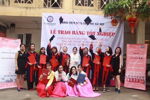 Doanh nh&acirc;n Phạm Thu Thuỷ chụp ảnh c&ugrave;ng c&aacute;c học vi&ecirc;n ưu t&uacute; của m&igrave;nh &nbsp;