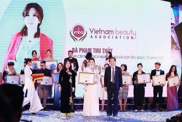 Doanh nh&acirc;n Phạm Thu Thuỷ được vinh danh tại cuộc thi VNBA - Beauty Award 2020