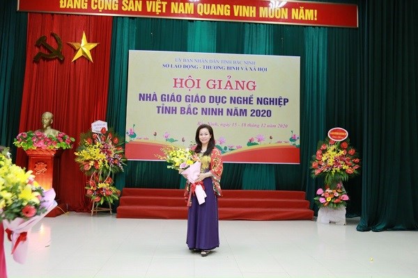 C&ugrave;ng với c&ocirc;ng việc kinh doanh, Thu Phương c&ograve;n l&agrave; một giảng vi&ecirc;n ưu t&uacute;