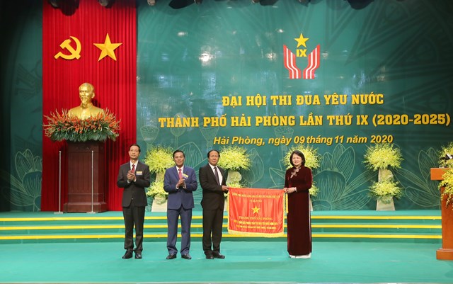 Phó Chủ tịch nước Đặng Thị Ngọc Thịnh đã trao Cờ thi đua của Chính phủ cho thành phố Hải Phòng 
