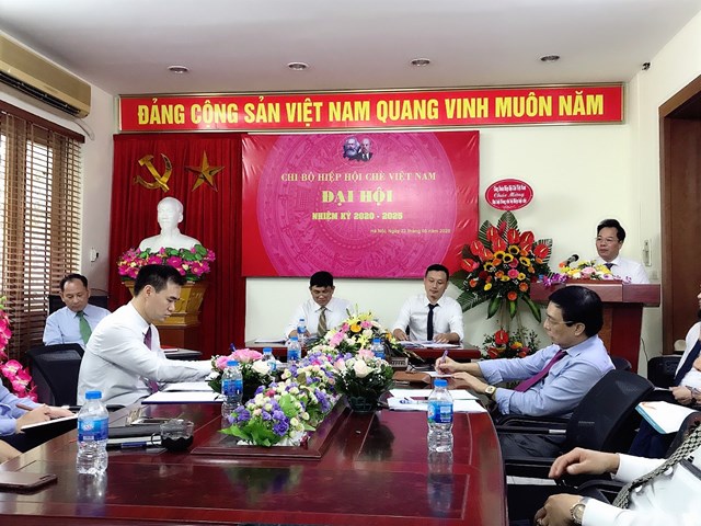 &Ocirc;ng Nguyễn Quốc H&ugrave;ng - Tổng bi&ecirc;n tập Tạp ch&iacute; Kinh tế &amp; Đồ uống ph&aacute;t biểu tham luận về c&ocirc;ng t&aacute;c th&ocirc;ng tin truyền th&ocirc;ng, ph&aacute;t triển cơ quan b&aacute;o ch&iacute; của Hiệp hội