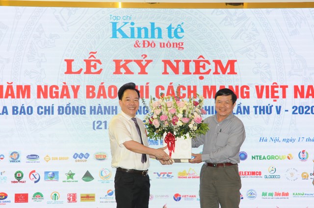 Bác sĩ Chuyên khoa 1 Nguyễn Quốc Uy - Hiệu phó Trường Cao đẳng Công nghệ Y - Dược Việt Nam tặng hoa tri ân Tạp chí