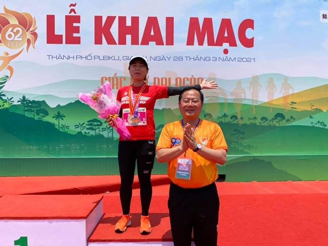 Chị Đinh Thị Nhung nhận Huy chương Đồng tại giải Tienphong Marathon 2021, gi&agrave;nh cho VĐV phong tr&agrave;o lứa tuổi tr&ecirc;n 50