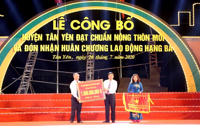 &Ocirc;ng Dương Văn Th&aacute;i - Chủ tịch UBND tỉnh tặng cờ thi đua của UBND tỉnh v&agrave; trao thưởng 1 tỷ đồng cho huyện T&acirc;n Y&ecirc;n