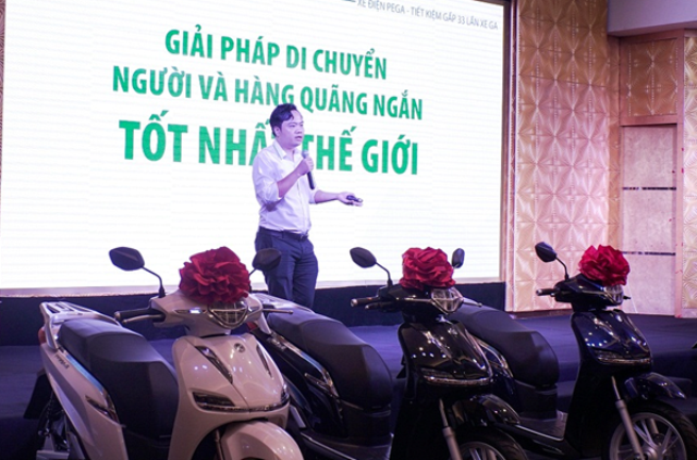 &Ocirc;ng Đo&agrave;n Linh, CEO của PEGA chia sẻ định hướng doanh nghiệp tại lễ b&agrave;n giao xe ga điện PEGA-S