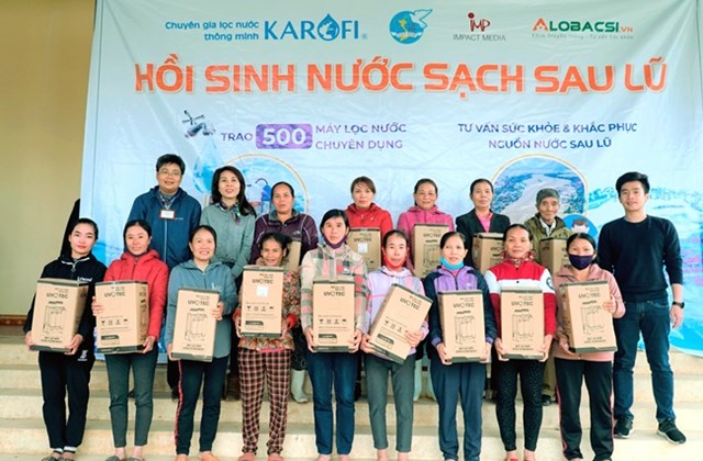 Ng&agrave;y 5/12, người d&acirc;n x&atilde; Hương Thủy, Hương Kh&ecirc;, H&agrave; Tĩnh c&oacute; mặt từ rất sớm để nhận m&aacute;y lọc nước miễn ph&iacute;