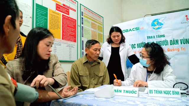Đo&agrave;n tổ chức kh&aacute;m chữa miễn ph&iacute; cho b&agrave; con