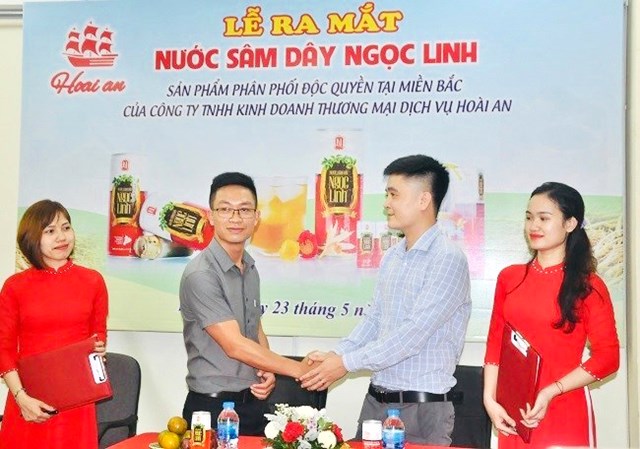 Lễ k&iacute; kết hợp t&aacute;c ph&acirc;n phối độc quyền Nước S&acirc;m d&acirc;y Ngọc Linh tại miền Bắc.