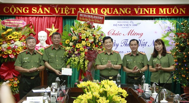 Thượng tướng Nguyễn Văn Sơn - Thứ trưởng Bộ C&ocirc;ng an đến tặng hoa ch&uacute;c mừng Bệnh viện 199