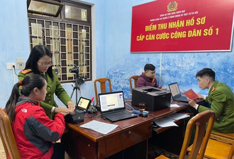 Điểm tiếp nhận&nbsp;hồ sơ cấp CCCD cho người d&acirc;n phường Ph&uacute; Hội v&agrave;o ban đ&ecirc;m.