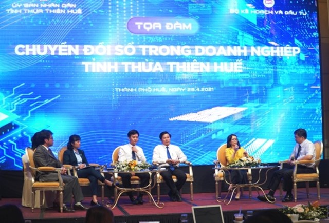 Chương tr&igrave;nh Tuần lễ Chuyển đổi số - Huế 2021 n&oacute;i chung v&agrave; phi&ecirc;n Hội thảo chuy&ecirc;n đề &ldquo;Chuyển đổi số trong doanh nghiệp tỉnh Thừa Thi&ecirc;n Huế&rdquo; n&oacute;i ri&ecirc;ng l&agrave; dịp để nh&igrave;n lại qu&aacute; tr&igrave;nh hoạt động v&agrave; tạo động lực tiếp tục sự nghiệp thực hiện mục ti&ecirc;u đẩy mạnh ứng dụng C&ocirc;ng nghệ Th&ocirc;ng tin tr&ecirc;n tất cả lĩnh vực của tỉnh, hướng đến lộ tr&igrave;nh x&acirc;y dựng th&agrave;nh phố th&ocirc;ng minh, doanh nghiệp điện tử, ch&iacute;nh quyền điện tử tiến đến doanh nghiệp số, ch&iacute;nh quyền số trong tương lai.