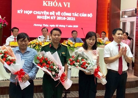 Chủ tịch UBND thị x&atilde; Nguyễn Thanh Minh tặng hoa cho c&aacute;c Ủy vi&ecirc;n UBND thị x&atilde;, nhiệm kỳ 2016-2021,