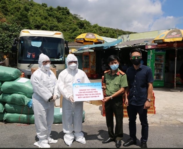 &Ocirc;ng Nguyễn Văn Tuấn- Chủ tịch HĐQT- Hiệu trưởng Trường Cao đẳng C&ocirc;ng nghệ Y- Dược Việt Nam (thứ 2 b&ecirc;n tr&aacute;i ), trao tặng qu&agrave; cho Bệnh viện 199 - Bộ C&ocirc;ng an.