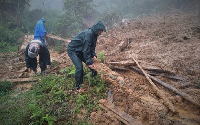 Nhiều tuyến đường bị &aacute;ch tắc do sạt lỡ đất.