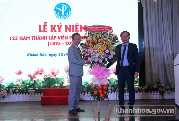 &Ocirc;ng Nguyễn Đắc T&agrave;i - Ủy vi&ecirc;n Ban Thường vụ Tỉnh ủy, Ph&oacute; Chủ tịch Thường trực UBND tỉnh (b&igrave;a phải) tặng hoa ch&uacute;c mừng.