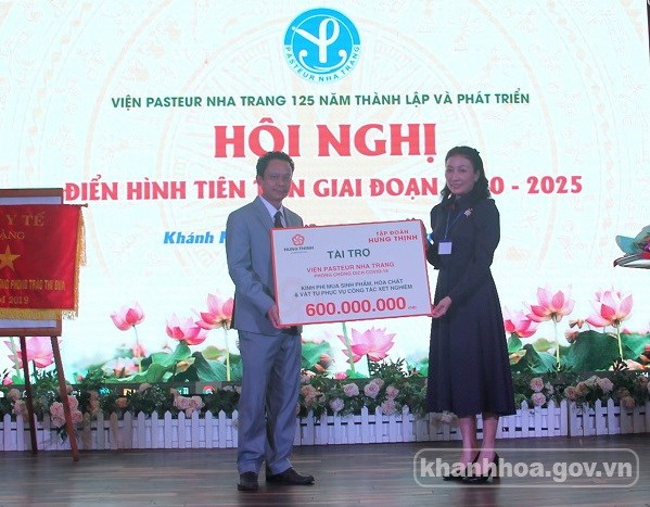 L&atilde;nh đạo Tập đo&agrave;n Hưng Thịnh (b&igrave;a phải) t&agrave;i trợ 600 triệu đồng cho Viện Pasteur Nha Trang mua sinh phẩm, h&oacute;a chất, vật tư x&eacute;t nghiệm phục vụ c&ocirc;ng t&aacute;c ph&ograve;ng, chống dịch bệnh Covid-19.