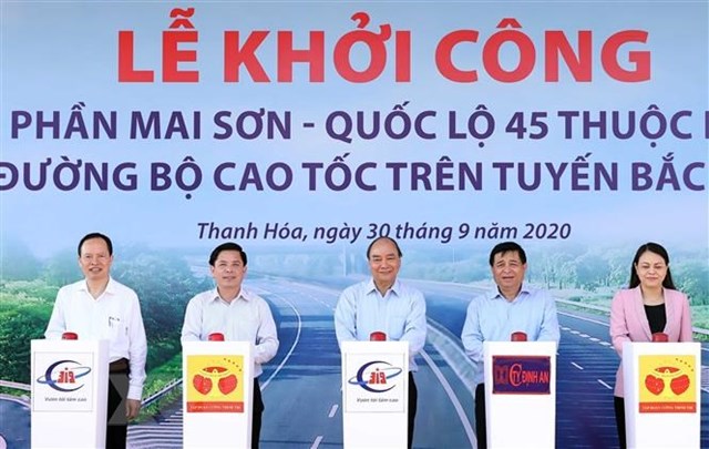 Thủ tướng Ch&iacute;nh phủ Nguyễn Xu&acirc;n Ph&uacute;c đ&atilde; ph&aacute;t lệnh khởi c&ocirc;ng dự &aacute;n cao tốc Mai Sơn-Quốc lộ 45 tại x&atilde; H&agrave; Long, huyện H&agrave; Trung, tỉnh Thanh H&oacute;a.