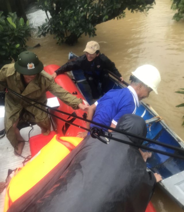 Thừa Thi&#234;n Huế: Lực lượng vũ trang trắng đ&#234;m dầm mưa đưa d&#226;n tr&#225;nh lũ - Ảnh 1