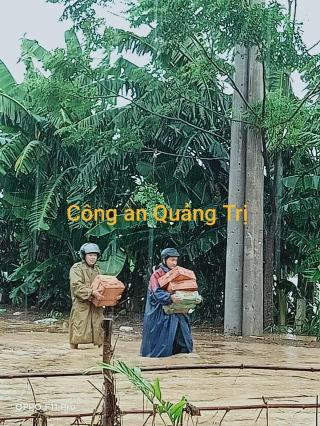 C&#244;ng an Quảng Trị: Tiếp tục cứu d&#226;n trong t&#226;m lũ - Ảnh 4