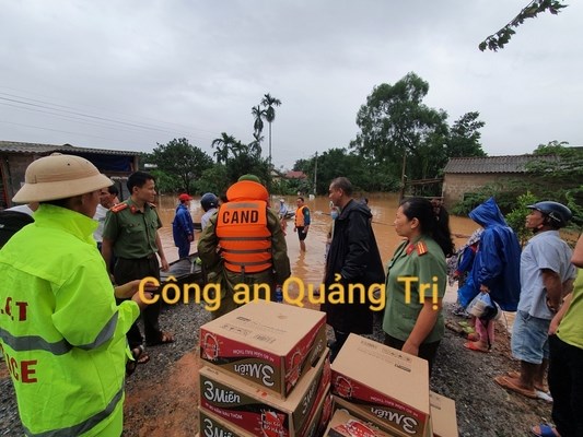 C&#244;ng an Quảng Trị: Tiếp tục cứu d&#226;n trong t&#226;m lũ - Ảnh 1