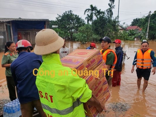 C&#244;ng an Quảng Trị: Tiếp tục cứu d&#226;n trong t&#226;m lũ - Ảnh 2